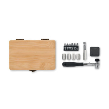 Ensemble d'outils dans un coffret en bambou