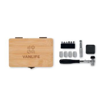 Ensemble d'outils dans un coffret en bambou