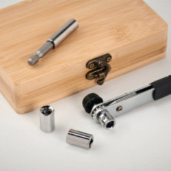 Ensemble d'outils dans un coffret en bambou