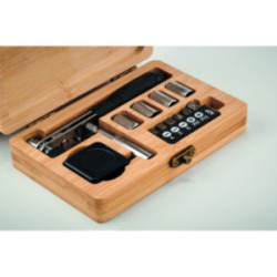 Ensemble d'outils dans un coffret en bambou