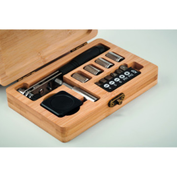 Ensemble d'outils dans un coffret en bambou