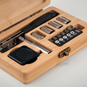 Ensemble d'outils dans un coffret en bambou