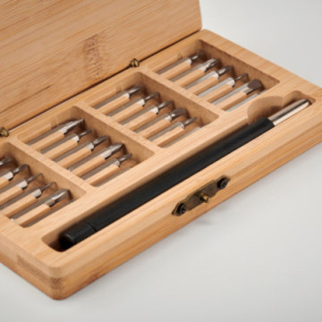 Ensemble d'outils dans un coffret en bambou