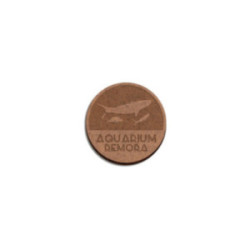 Badge sur mesure en en fibre de bois avec épingle (de 20 à 40 cm²)