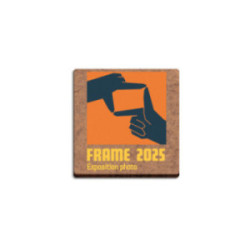 Badge sur mesure en en fibre de bois avec épingle (jusqu'à 20 cm²)