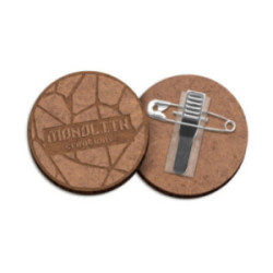 Badge sur mesure en en fibre de bois avec épingle (jusqu'à 20 cm²)