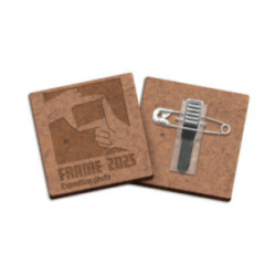 Badge sur mesure en en fibre de bois avec épingle (jusqu'à 20 cm²)