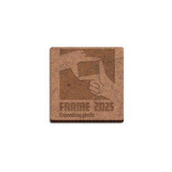 Badge sur mesure en en fibre de bois avec épingle (jusqu'à 20 cm²)