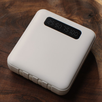 Batterie de secours avec 4 câbles 10000 mAh Akashi® blanche
