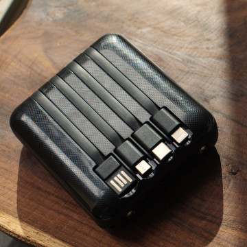 Batterie de secours avec 4 câbles 10000 mAh Akashi® couleur