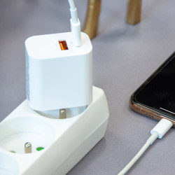 Pack multi-câble 20W et chargeur secteur 15W Akashi® blanc