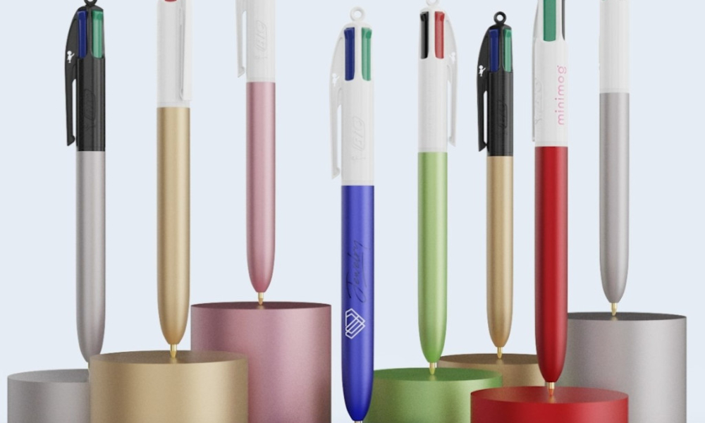 Personnalisez des stylos 4 couleurs : le retour sur investissement insoupçonné