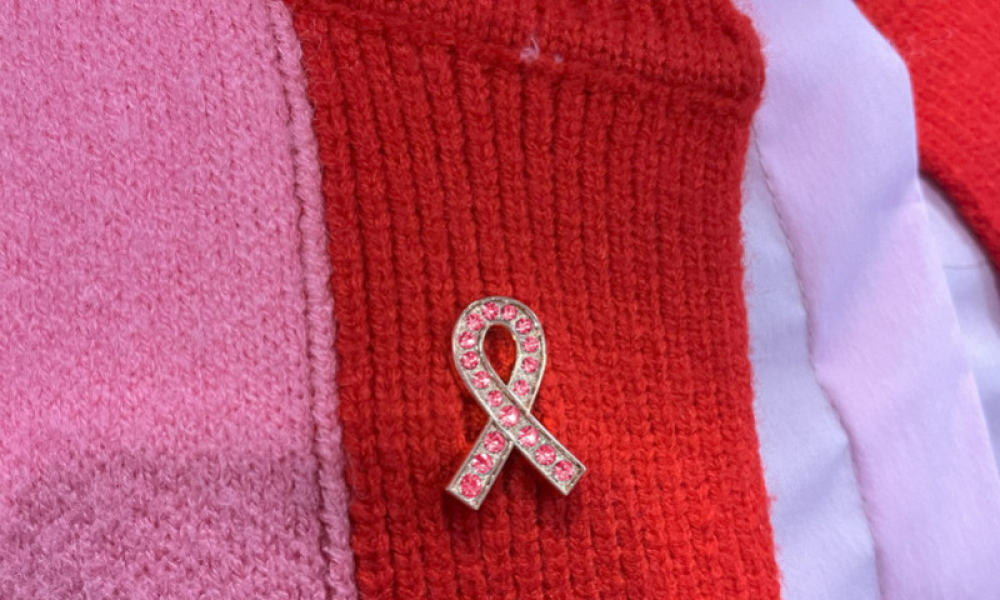 Comment utiliser un pin's ruban pour soutenir Octobre Rose ?