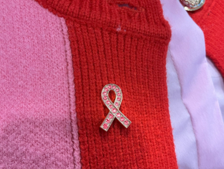 Comment utiliser un pin's ruban pour soutenir Octobre Rose ?
